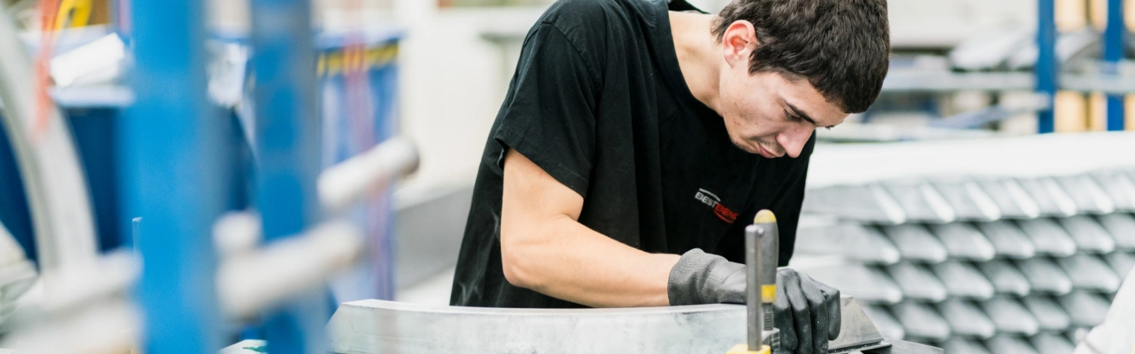 Medewerker aan het werk in werkplaats
